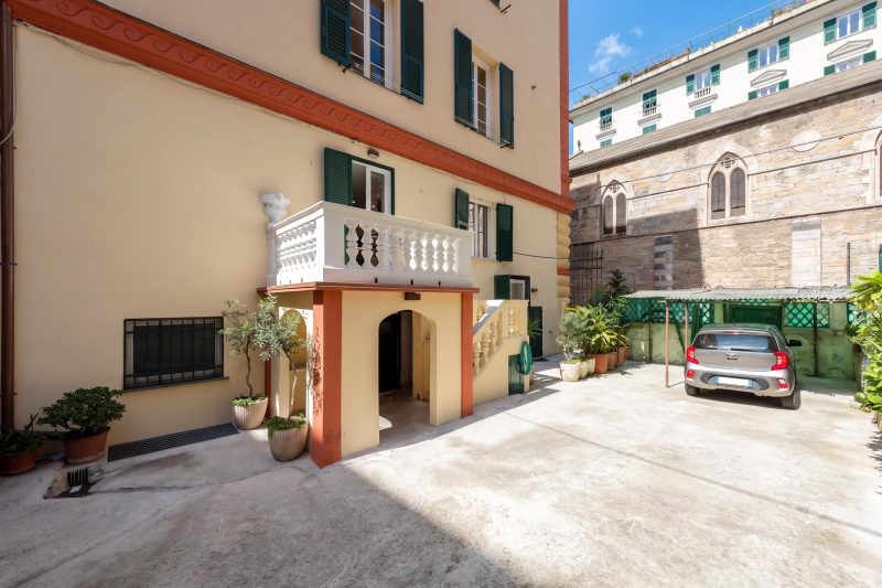 Central Flat with Private Parking in Genova