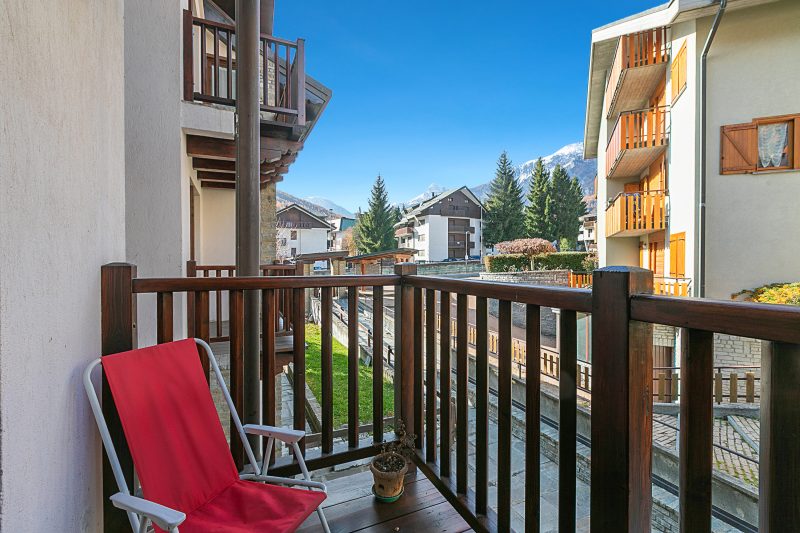 The Sunflower - Apt with Balcony and Private Parking