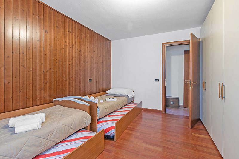 The Sunflower - Apt with Balcony and Private Parking