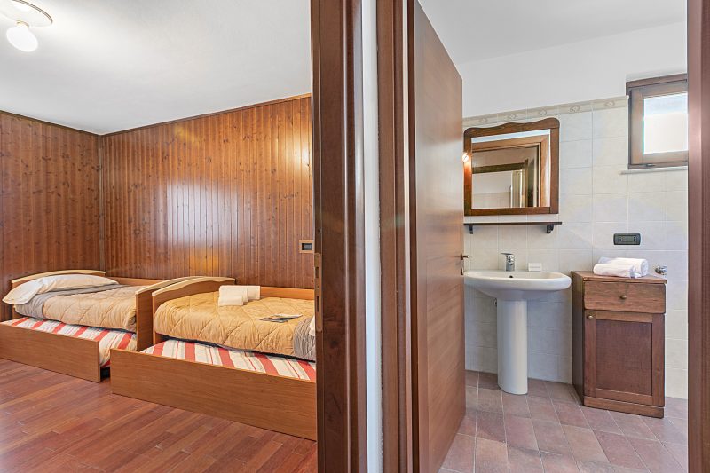 The Sunflower - Apt with Balcony and Private Parking