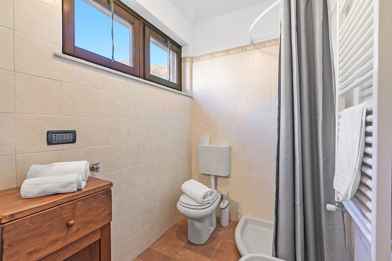 The Sunflower - Apt with Balcony and Private Parking