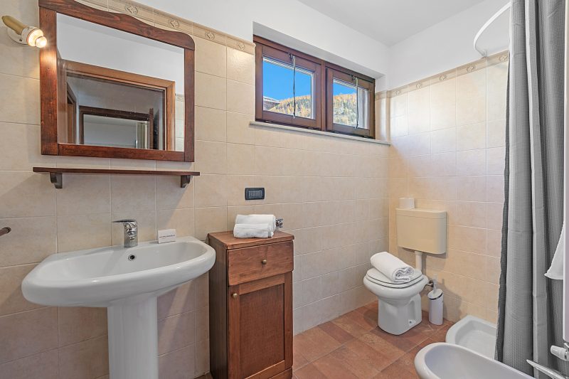 The Sunflower - Apt with Balcony and Private Parking