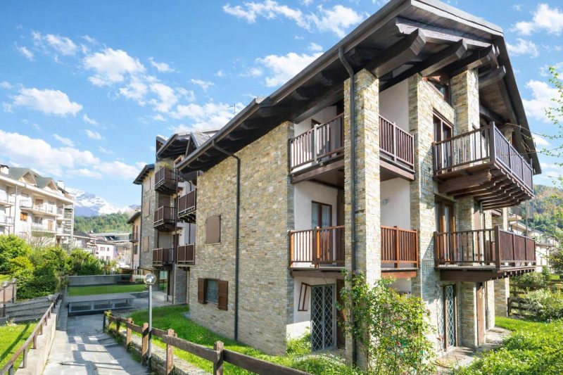The Sunflower - Apt with Balcony and Private Parking