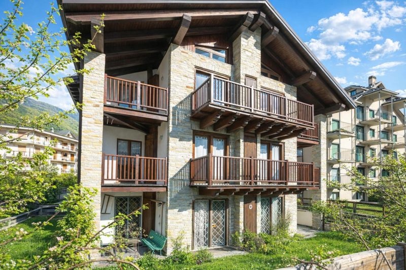 The Sunflower - Apt with Balcony and Private Parking