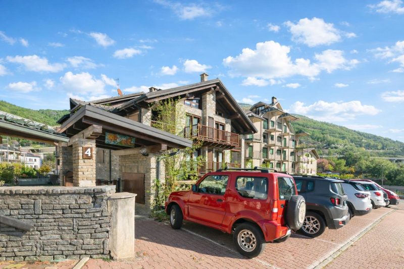 The Sunflower - Apt with Balcony and Private Parking