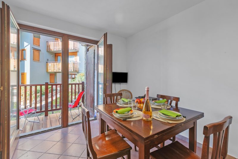 The Sunflower - Apt with Balcony and Private Parking