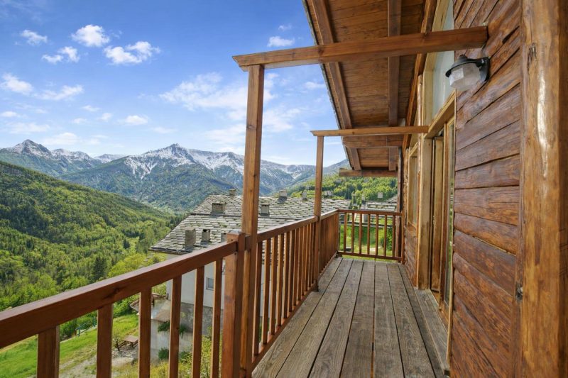 Gleise Lodge apartment with Balcony & Views
