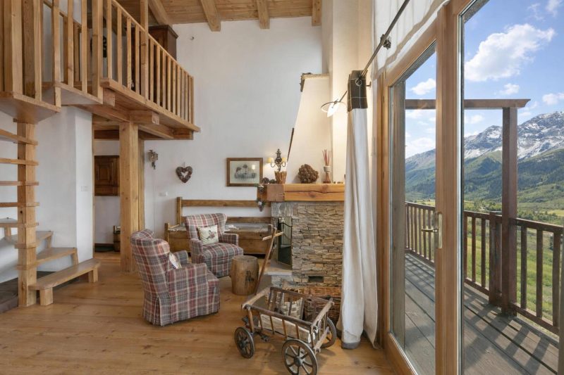 Gleise Lodge apartment with Balcony & Views
