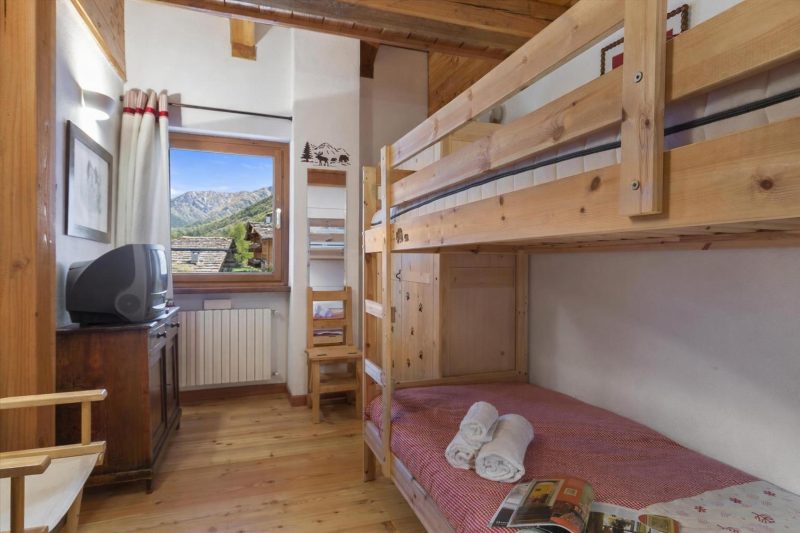 Gleise Lodge apartment with Balcony & Views