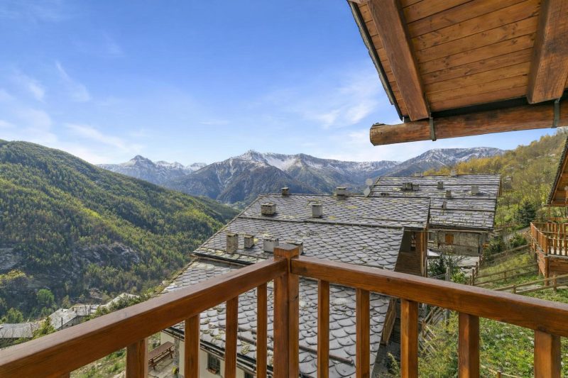 Gleise Lodge apartment with Balcony & Views