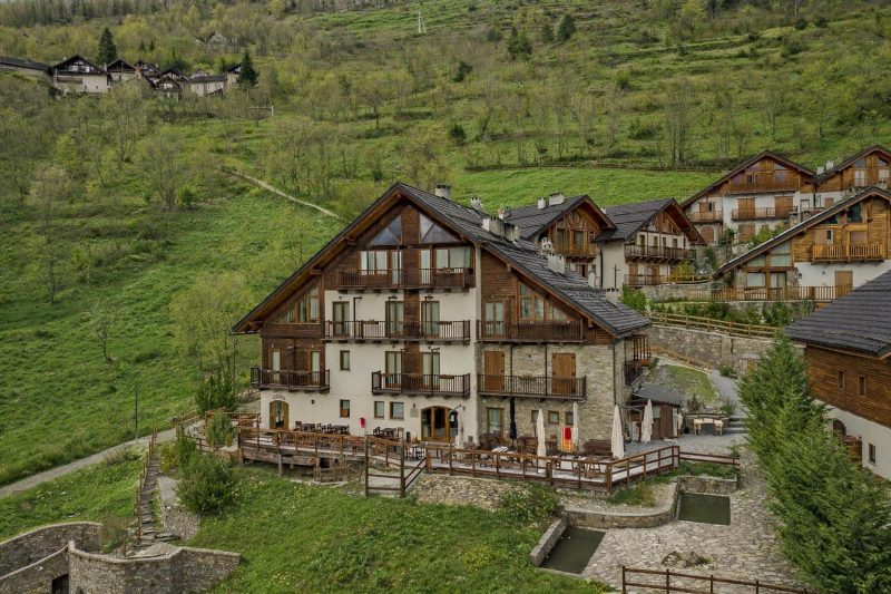 Gleise Lodge apartment with Balcony & Views
