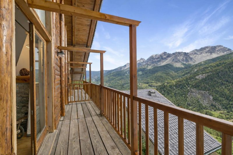 Gleise Lodge apartment with Balcony & Views