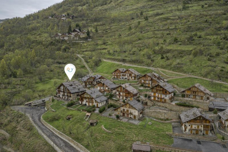 Gleise Lodge apartment with Balcony & Views
