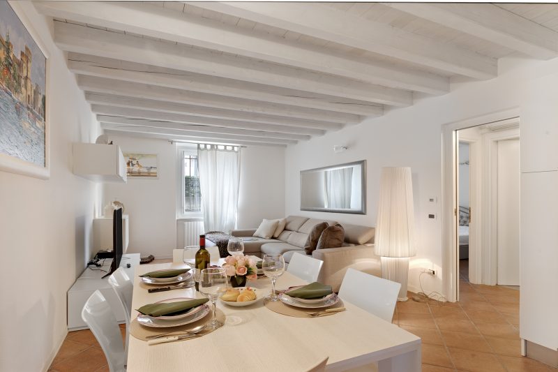 Magnolia House: Sirmione Apt for 4 with Shared Pool