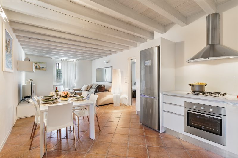 Magnolia House: Sirmione Apt for 4 with Shared Pool