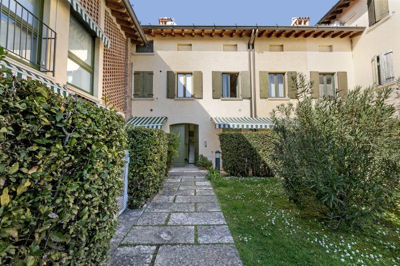 Magnolia House: Sirmione Apt for 4 with Shared Pool