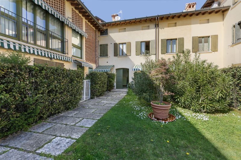 Magnolia House: Sirmione Apt for 4 with Shared Pool