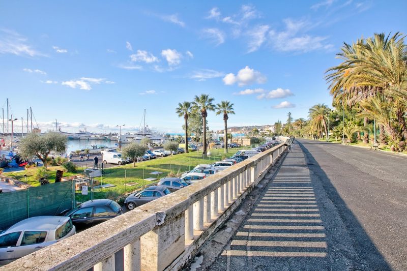 Jolie Sur La Mer - Petit Studio with Shared Pool