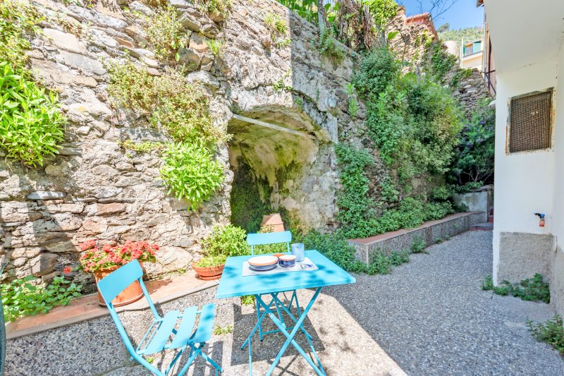 Yard Apartment with Balcony in Vernazza