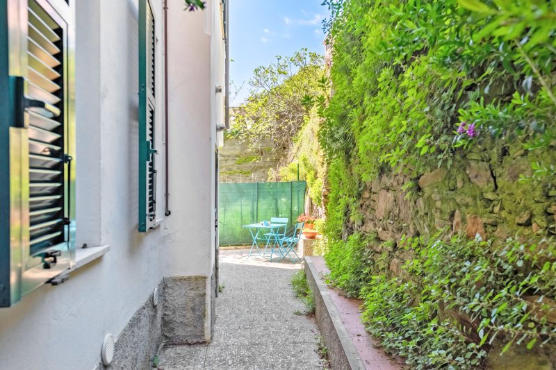 Yard Apartment with Balcony in Vernazza