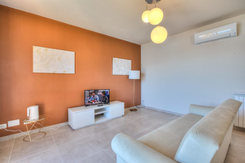 The Golden View: 2-Bed Apartment w/ AC