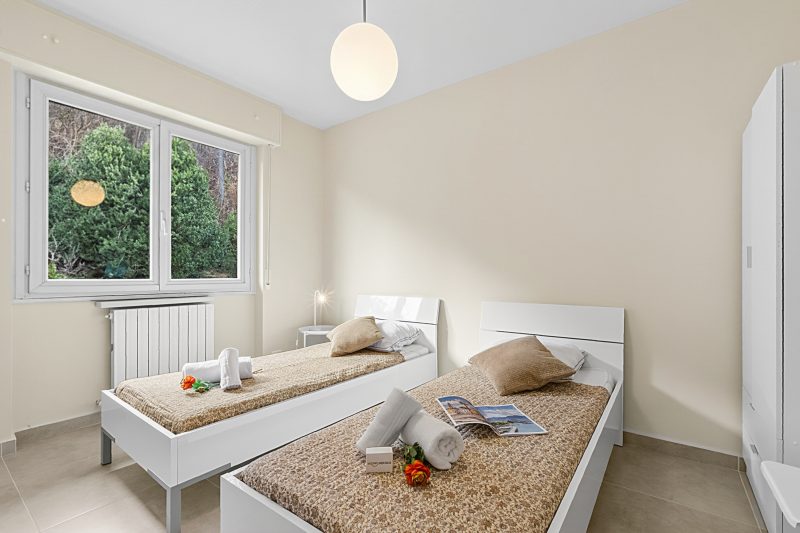 The Golden View: 2-Bed Apartment w/ AC