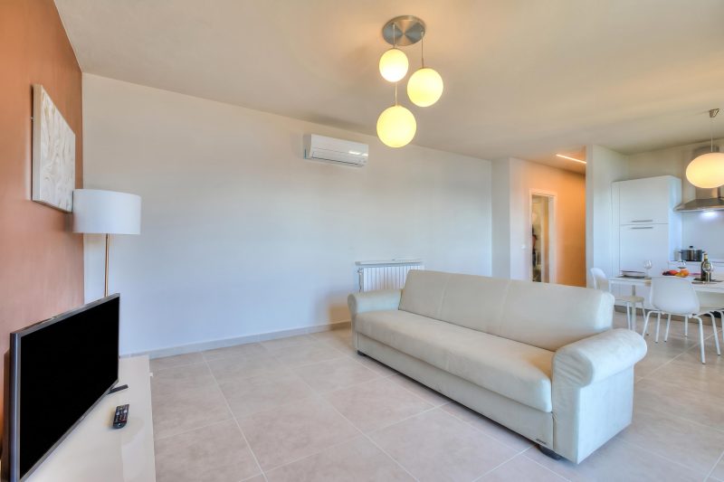 The Golden View: 2-Bed Apartment w/ AC
