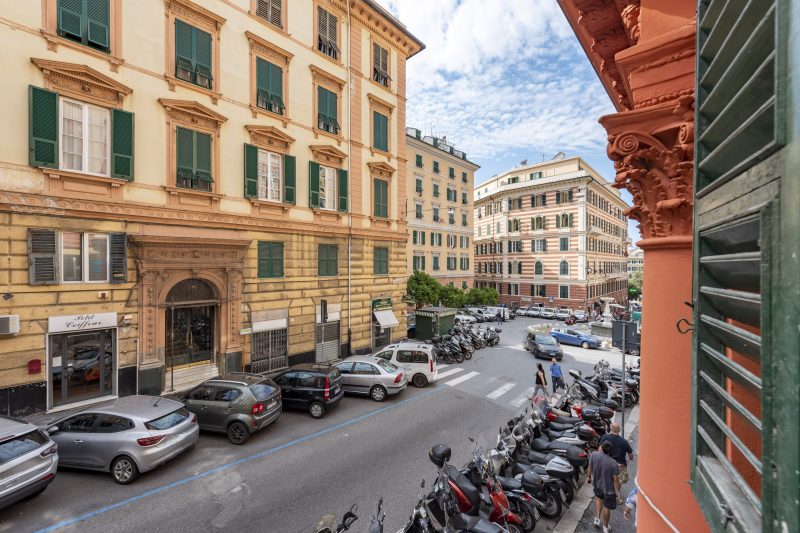 Central Apartment with Private Parking in Genova
