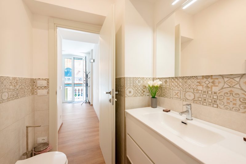Central Apartment with Private Parking in Genova