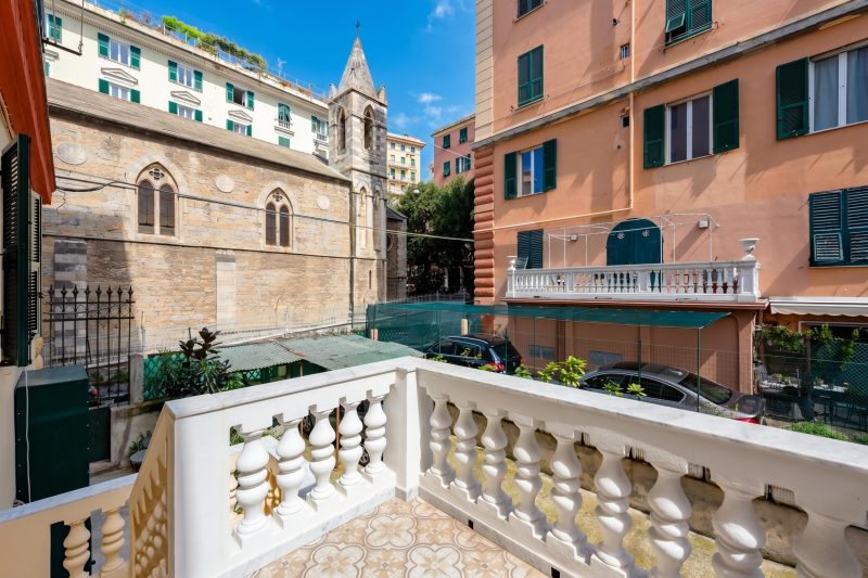 Central Apartment with Private Parking in Genova