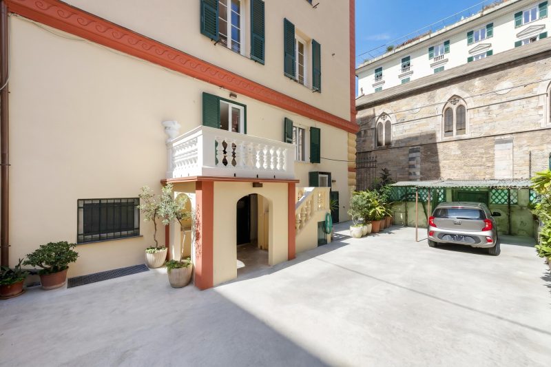 Central Apartment with Private Parking in Genova