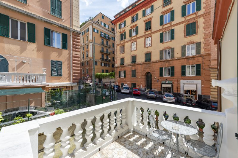 Central Apartment with Private Parking in Genova