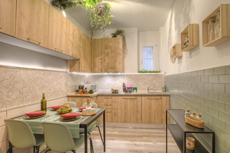 PineHome & Garden - Balcony Apartment w/ Mountain Views