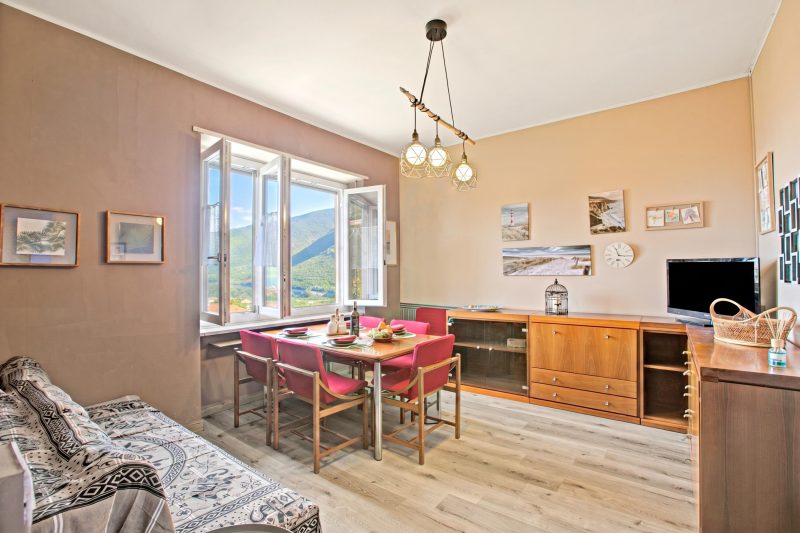 PineHome & Garden - Balcony Apartment w/ Mountain Views