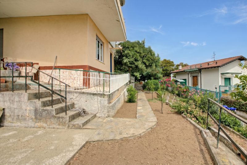 PineHome & Garden - Balcony Apartment w/ Mountain Views