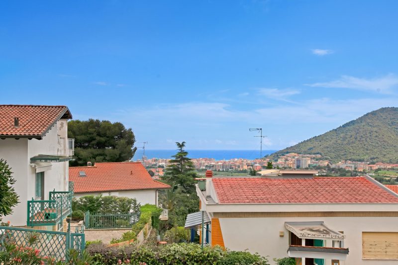 PineHome & Garden - Balcony Apartment w/ Mountain Views