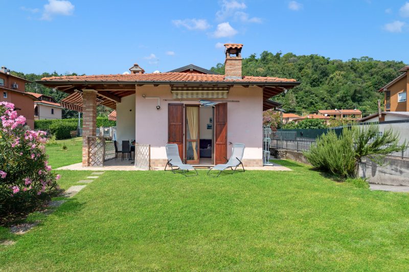 La Casa In Campagna: Rustic Retreat 800m from the Lake