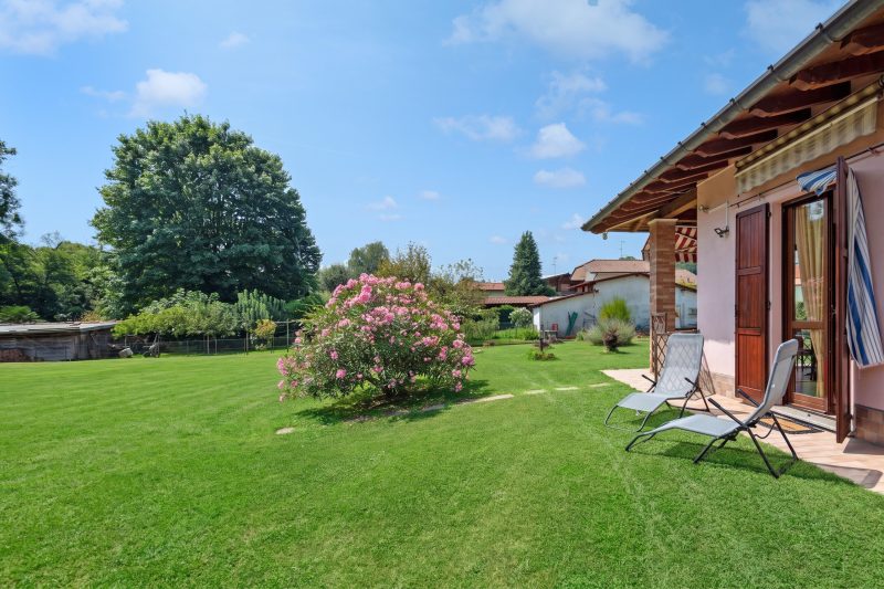 La Casa In Campagna: Rustic Retreat 800m from the Lake