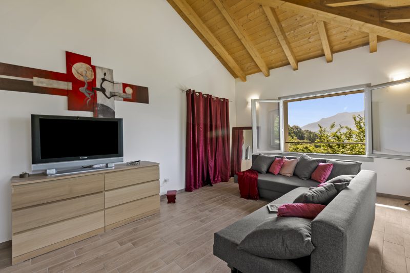 Viola Apartment Lake Maggiore Retreat w/ Private Garden & Parking