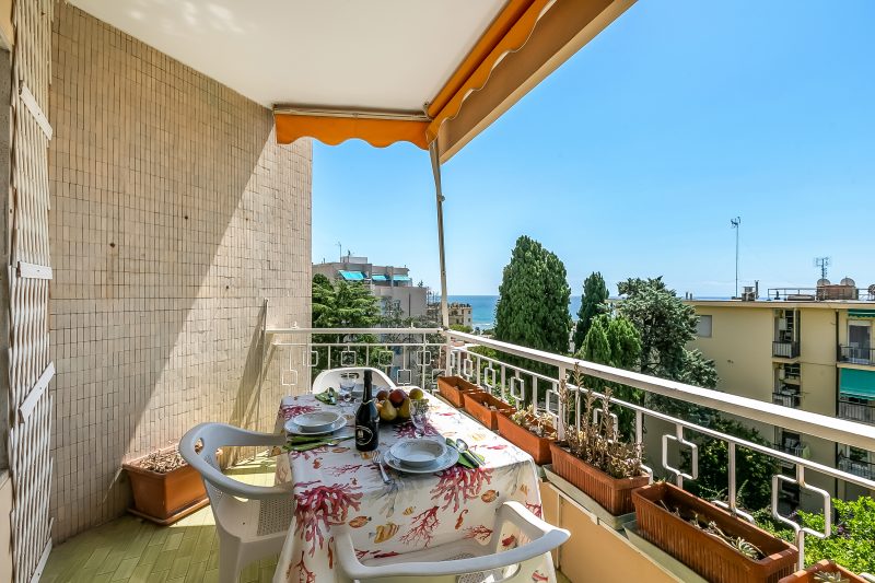 Owl House, Sea-View Terrace Apt in Sanremo