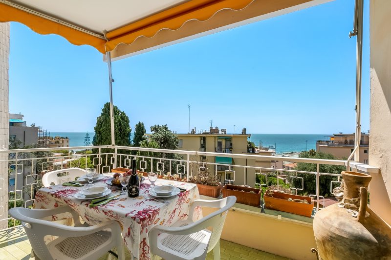 Owl House, Sea-View Terrace Apt in Sanremo