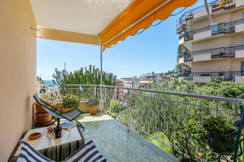 Owl House, Sea-View Terrace Apt in Sanremo