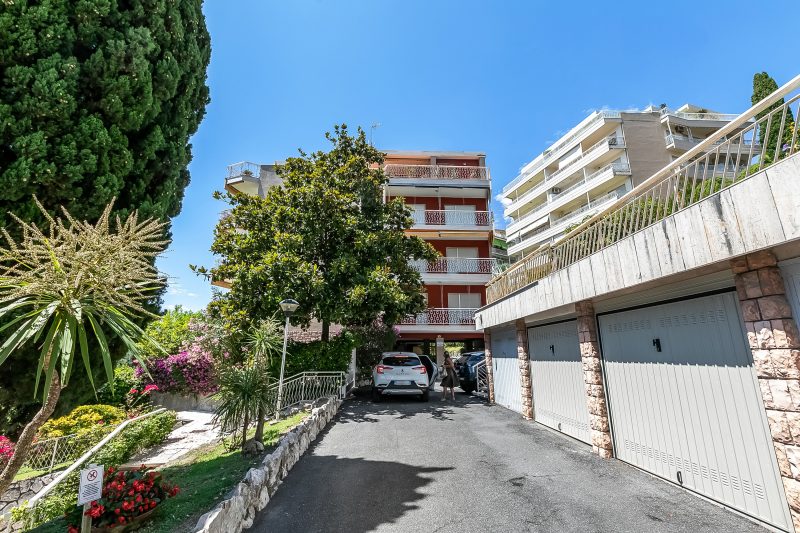 Owl House, Sea-View Terrace Apt in Sanremo
