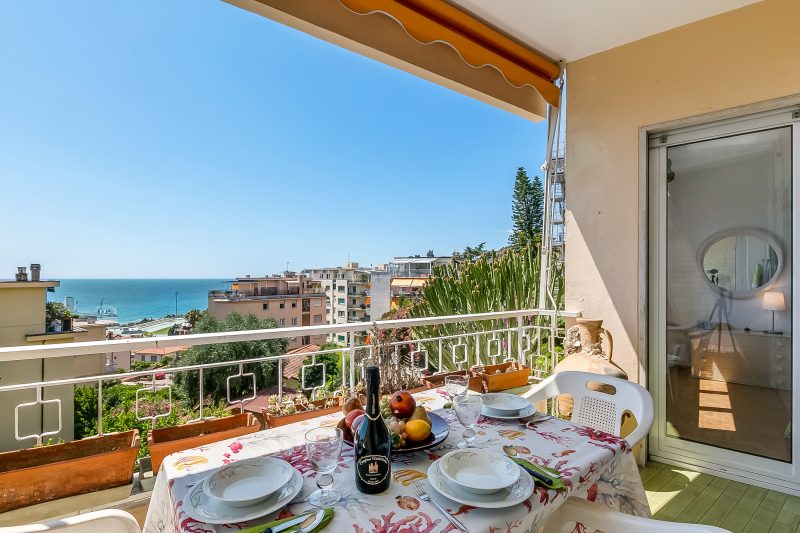 Owl House, Sea-View Terrace Apt in Sanremo