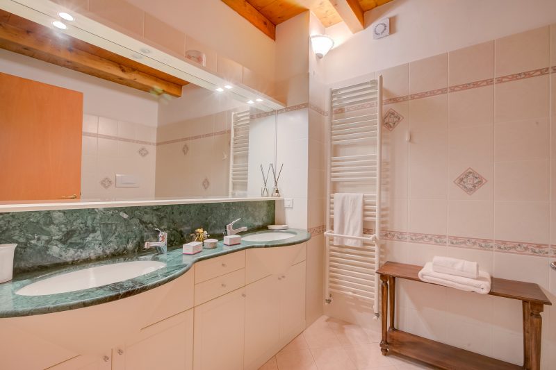 The Green Emerald Family Retreat with Private Garden