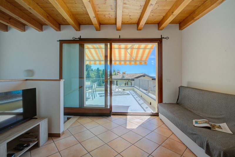 Eden House - Terrace & View Lake