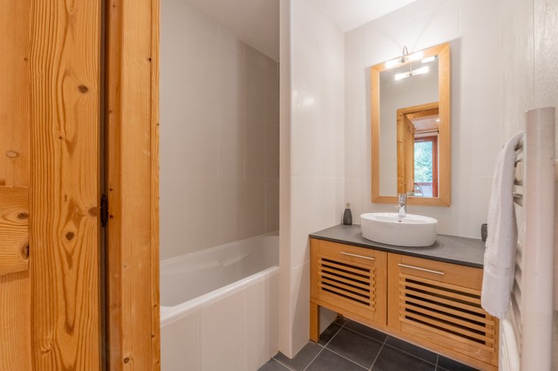 l'Ours Bleu B13 Ski-In at Vallorcine| Shared Pool, Gym & Wellness