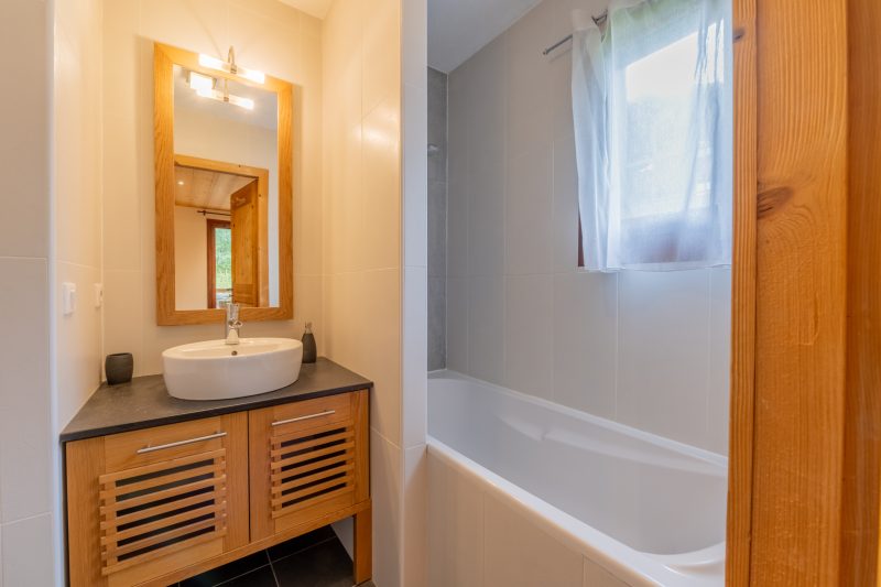 l'Ours Bleu B13 Ski-In at Vallorcine| Shared Pool, Gym & Wellness