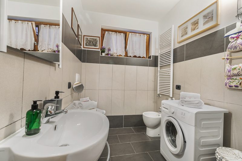 Blu Oltrelago: Leggiuno Lake Maggiore Apt w/ Shared Pool & Garden