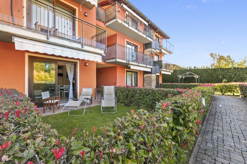 Blu Oltrelago: Leggiuno Lake Maggiore Apt w/ Shared Pool & Garden